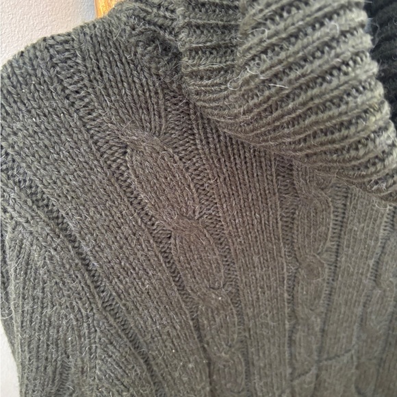 Cozy Olive Green Turtleneck Sweater with a Wool and Alpaca Blend - Picture 4 of 8